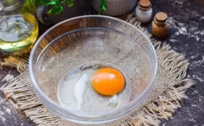 Break the egg into a deep bowl, add salt and sugar.