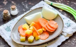 Peel carrots, onions and potatoes. Wash and dry the vegetables, chop as desired.