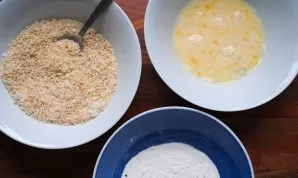 Break eggs into a bowl, add breadcrumbs, pour flour into a bowl.