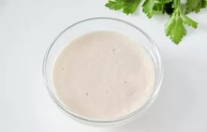 scallion from making pizza dough. To do this, add yeast and sugar to warm water. Stir and leave for 10-15 minutes until the yeast rises.