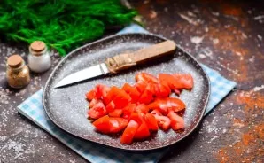 Wash the tomatoes, dry and cut into cubes, dry the excess juice.