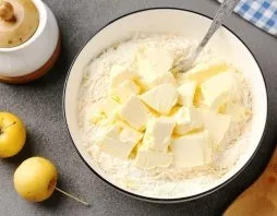Mix flour, salt and cheese grated on a fine grater. Stir and add the crushed butter.