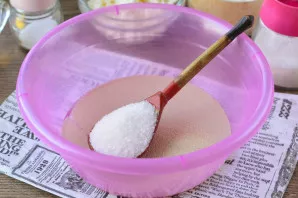 Pour dry yeast, sugar (50 grams) and a pinch of salt into warm water.