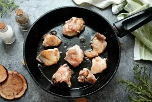 Wash the chicken, dry it and cut it into pieces. Heat vegetable oil in a pan and fry the chicken over high heat until golden brown.