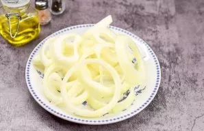 Peel the onions, wash and dry. Cut the onion into rings, then separate all the onion rings into separate rings. At the same time, put a s...