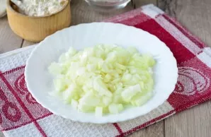 Cut the onion into small cubes, put in a bowl to stir the dough.