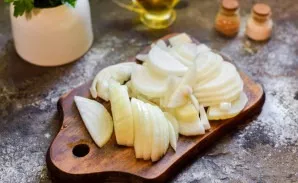 Peel and wash the whole onion, then cut into medium-sized half rings.