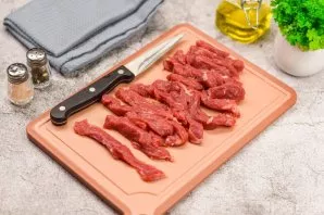 Cut the beef into long strips.