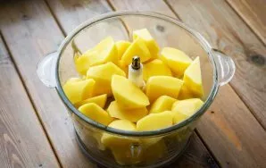 Grate the potatoes on a fine grater or put the potato tubers cut into small pieces in a chopper bowl.