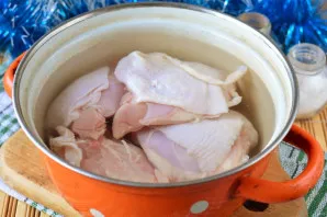 Wash the chicken thighs, put in a saucepan and pour water.
