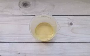 Pour refined sunflower oil into a tall glass or jar and put in the freezer for 20 minutes.