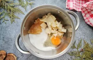 In a saucepan with a thick bottom, add chopped margarine, honey, sugar and beat the egg.