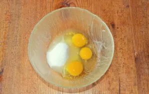First turn on the oven so that it heats up to 180 degrees. To prepare a biscuit, beat eggs with sugar and vanilla sugar until a fluffy mass.