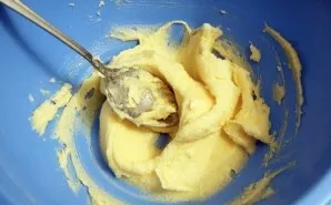 We roll out the soft butter with icing sugar.