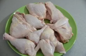 Wash the chicken, divide it into parts, dry well with a paper towel.