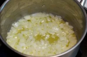 In a deep saucepan, heat the butter and olive oil. Fry chopped onion and garlic until transparent.
