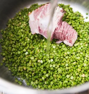 First, boil the peas with the bone.