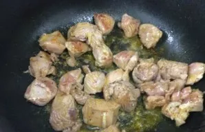 Heat the pan with butter, add two tablespoons of vegetable oil. Fry the rabbit until light golden brown.