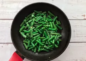Fry the green beans in a well-heated pan with vegetable oil for 5-6 minutes.