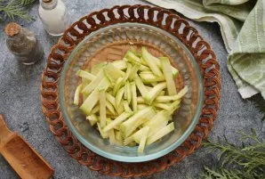 Wash the zucchini, dry and cut off the tails. Cut the zucchini into strips, salt and mix.