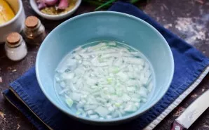 Cut the onion into small cubes, transfer to a bowl, add vinegar and water. Marinate for 10 minutes.