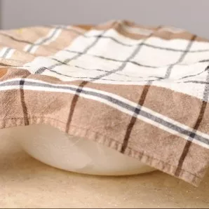 Brush the dough with a little oil, put it in a damp cloth and cover it with another towel. Let the dough rest for 30 minutes.