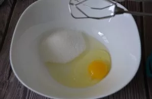 Beat an egg at room temperature and 100 grams of sugar with a mixer.