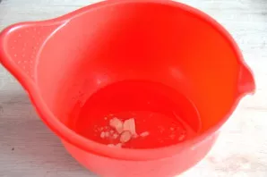 Pour water into a mixing bowl, 1 tablespoon of olive oil, add a pinch of salt, dissolve the yeast.