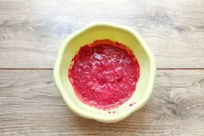 Sort out the currants, remove the twigs, rinse and dry. Crush currant berries with a blender into a puree.