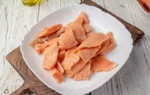 Put the sliced fish in a suitable container. Make sure that the fillet has no bones.