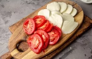 Remove the cheese from the whey. Cut the tomatoes and cheese into circles about 1 cm thick.