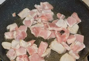 Fry the meat a little over high heat and put on top of the potatoes.