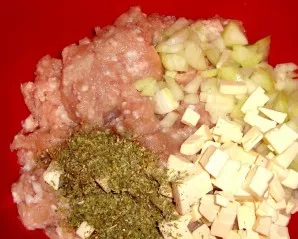 Add finely chopped onion, melted cheese, oregano, spices to the minced meat. Processed cheese can be pre-frozen and grated.