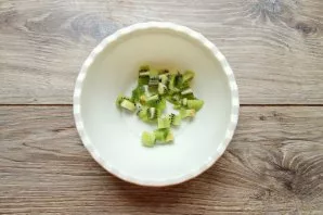 Peel the kiwis and cut into cubes, put in a salad bowl.