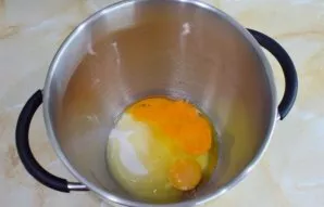 Mix eggs with sugar and beat until a fluffy thick mass is obtained.