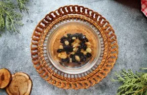 Soak the raisins without seeds in hot water for 5 minutes. Dry, rinse and dry.