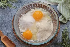 Put cottage cheese in a bowl, beat eggs, sugar and add semolina. Add vanilla sugar, stir and let stand for 20 minutes