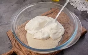 Put the semolina in a bowl, pour sour cream, stir and set aside for 10 minutes so that the semolina swells.