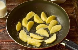 Melt the butter in a pan, put the apples, which are pre-peeled, cut into slices. Sprinkle them with sugar (1 tbsp.).