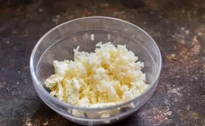 In a bowl, mix the boiled rice and cottage cheese. Put a pinch of salt, add sugar.