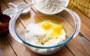 Put all the cottage cheese in a bowl, beat eggs, sugar, salt.