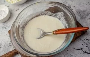 Put the semolina in a bowl, pour over the natural yogurt you drink, stir and leave for 10-15 minutes so that the semolina swells.