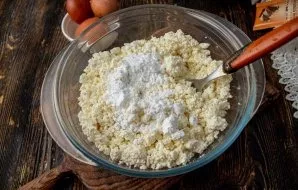 Put cottage cheese in a suitable bowl, add sweetener.