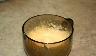 In the same way, beat the yolks with the remaining sugar.