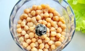 Pour chickpeas with boiling water and leave to cool. Then rinse, cook until tender and dry in a colander. Transfer to blender bowl.