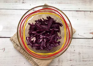 Finely chop the cabbage and place it in a deep plate