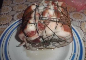 We rub with salt, spices and chop the pepper with peas (and rub the middle). We finely chop the garlic (do not squeeze!) And we also send...