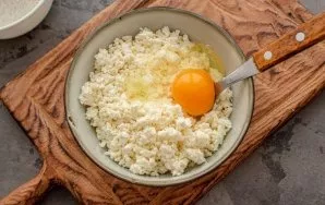 Put cottage cheese in a bowl, beat an egg, stir. Optionally, you can add a little natural sweetener, for example, stevia.