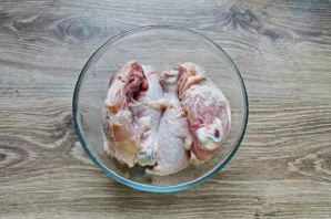 Wash the chicken legs, dry them and cut them into two parts. Place them in a deep bowl.