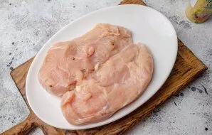 Wash the chicken breast, dry with a paper towel. If the brisket is with a bone, then carefully cut it out.